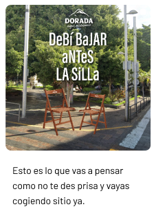 sillas en la acera